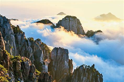 Huangshan Dağı: Mavi Bulutların Dansı ve Güneşin Altın Dokunuşu!