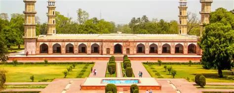 Uch Sharif's Tomb of Jahangir: A Monumental Ode to Mughal Grandeur and Eternal Love!