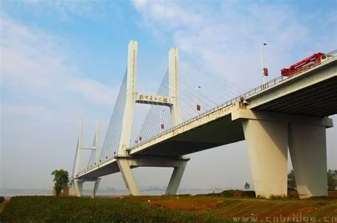  Jingzhou Yangtze River Bridge Tarihini Keşfedin ve Muhteşem Manzaraları İzleyin!