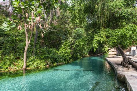  Wikki Warm Springs: Doğal Sıcak Su Havuzları ve Gizemli Tarihi Keşfedin!